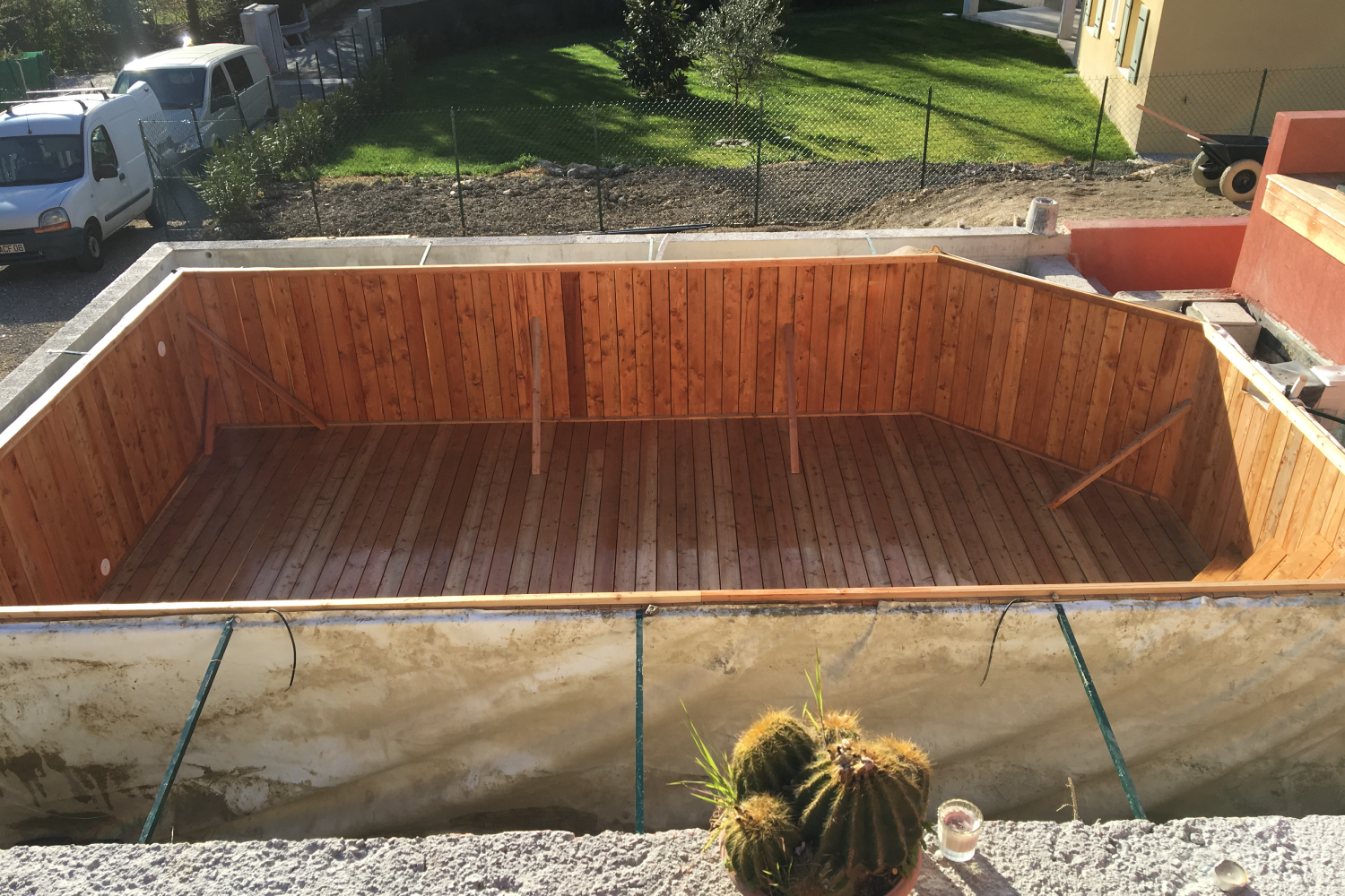 piscine en bois dans la ville de biot